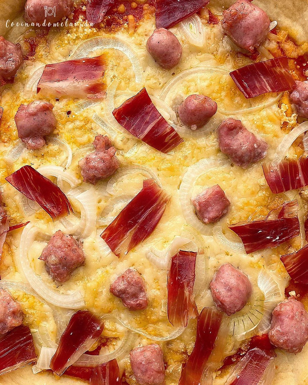 PIZZA DE JAMÓN IBÉRICO Y SALCHICHAS PIZZA DE JAMÓN IBÉRICO Y SALCHICHAS