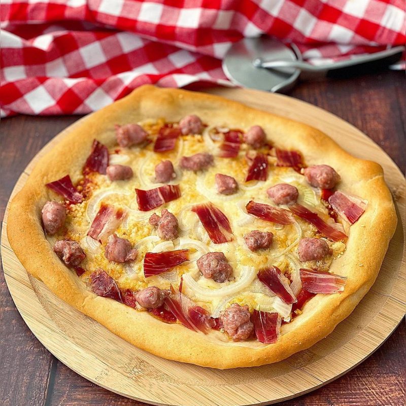 PIZZA DE JAMÓN IBÉRICO Y SALCHICHAS