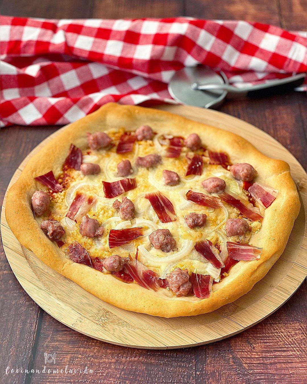 PIZZA DE JAMÓN IBÉRICO Y SALCHICHAS