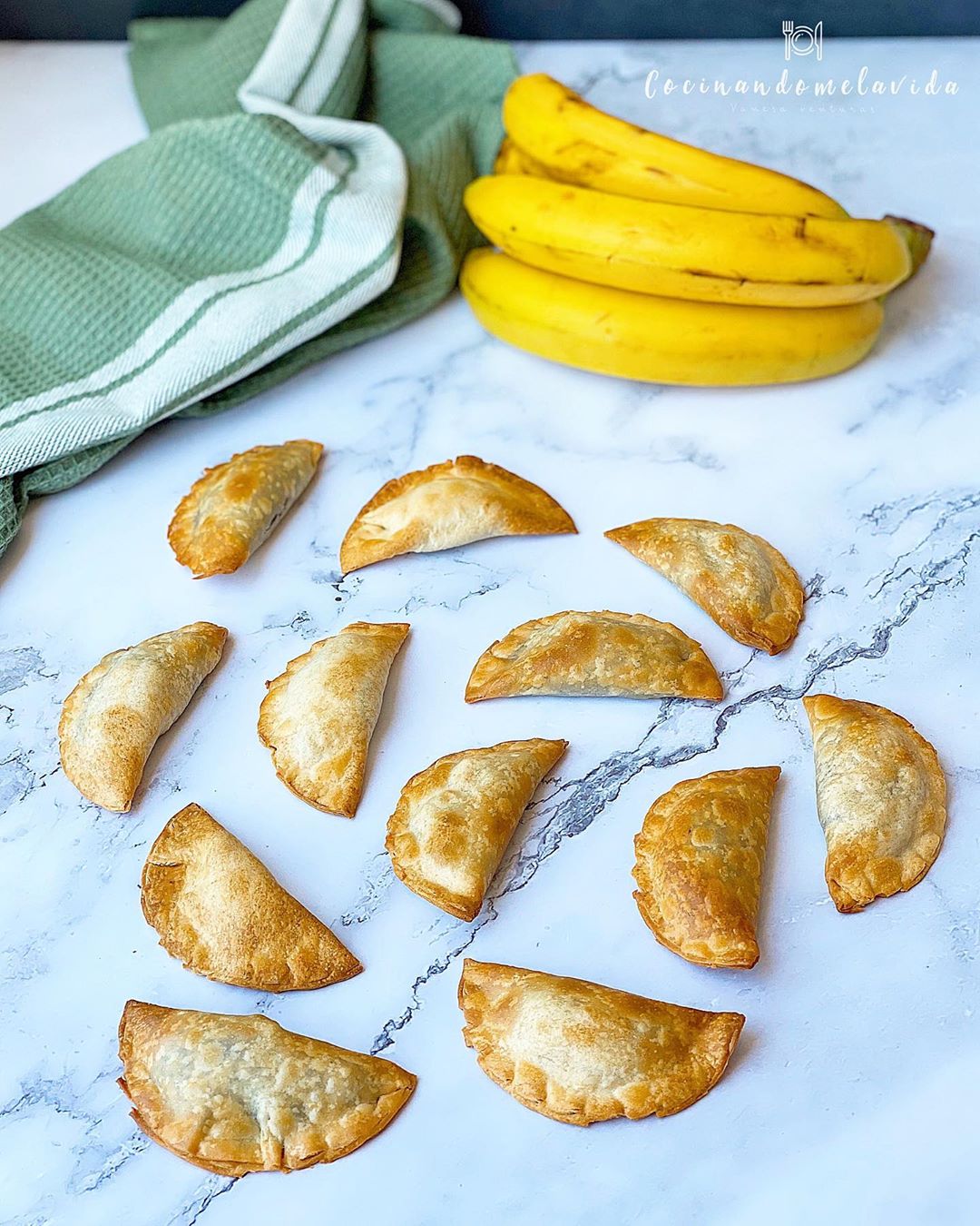 EMPANADILLAS RELLENAS DE CACAHUETE Y CHOCOLATE EMPANADILLAS RELLENAS DE CACAHUETE Y CHOCOLATE