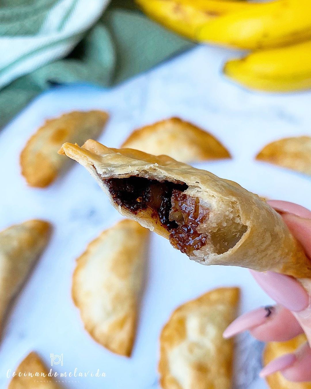 EMPANADILLAS RELLENAS DE CACAHUETE Y CHOCOLATE EMPANADILLAS RELLENAS DE CACAHUETE Y CHOCOLATE
