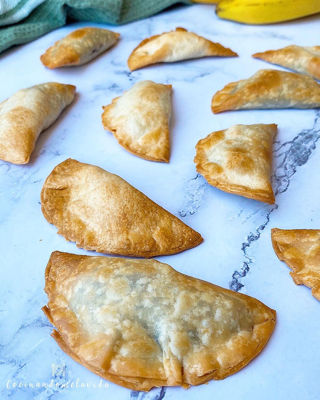 EMPANADILLAS RELLENAS DE CACAHUETE Y CHOCOLATE EMPANADILLAS RELLENAS DE CACAHUETE Y CHOCOLATE
