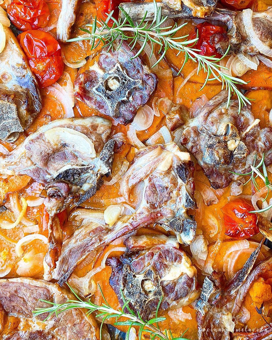 CHULETAS DE CORDERO AL HORNO CON VERDURAS CHULETAS DE CORDERO AL HORNO CON VERDURAS