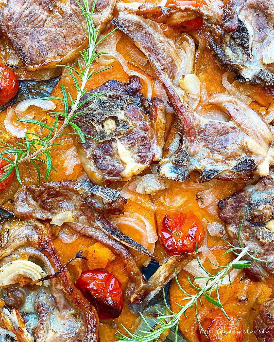 CHULETAS DE CORDERO AL HORNO CON VERDURAS CHULETAS DE CORDERO AL HORNO CON VERDURAS