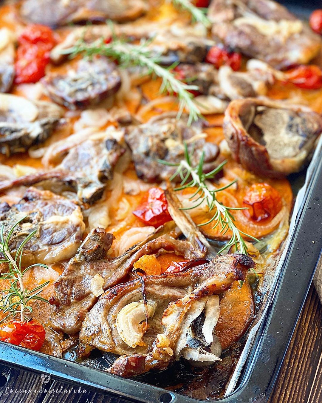CHULETAS DE CORDERO AL HORNO CON VERDURAS CHULETAS DE CORDERO AL HORNO CON VERDURAS