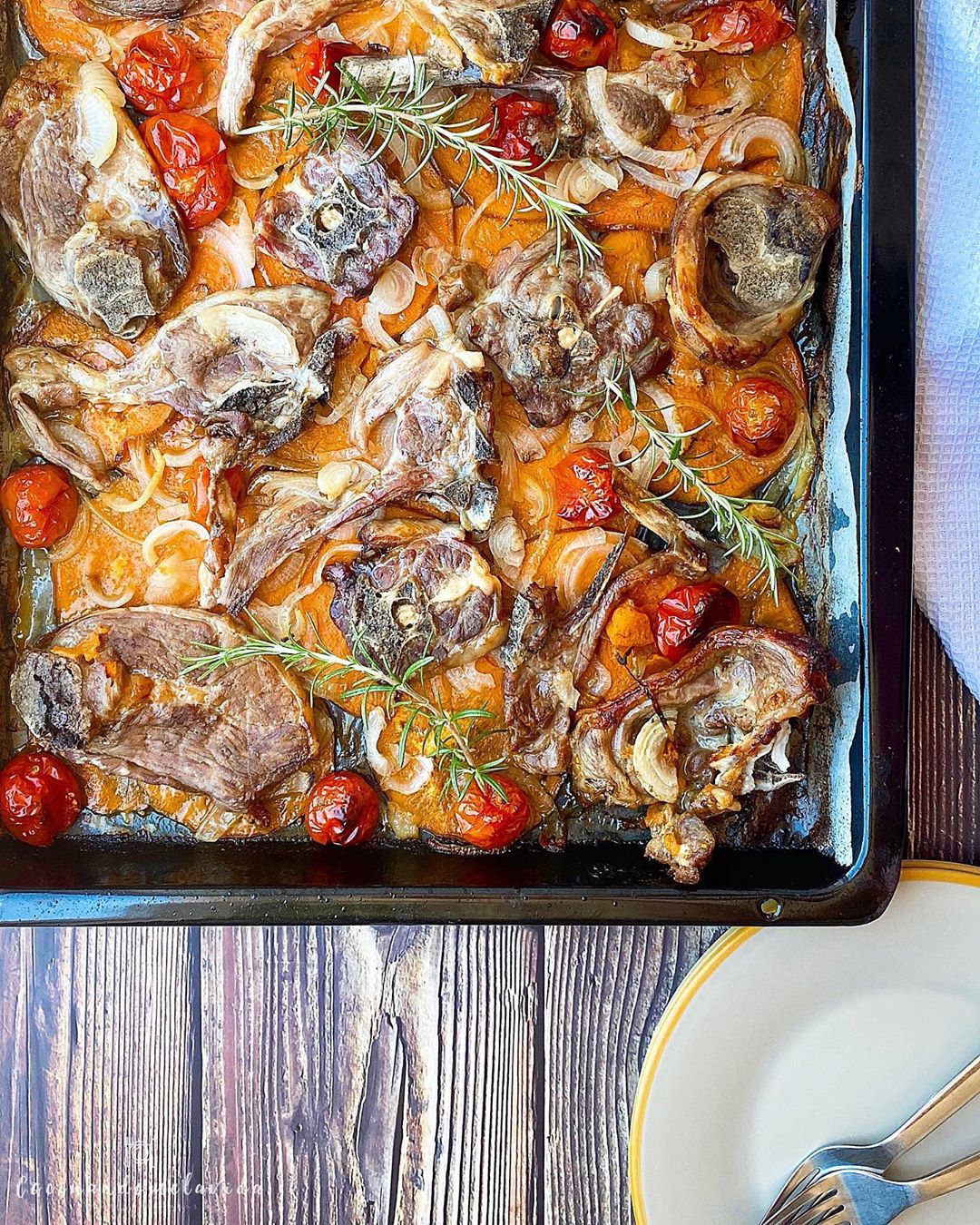 CHULETAS DE CORDERO AL HORNO CON VERDURAS