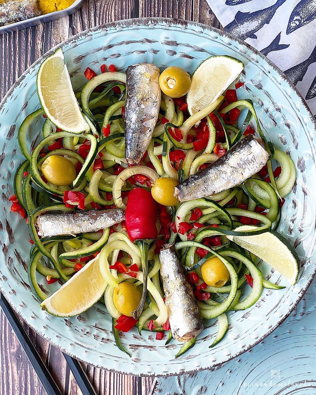ENSALADA DE PEPINO Y SARDINAS EN CONSERVA