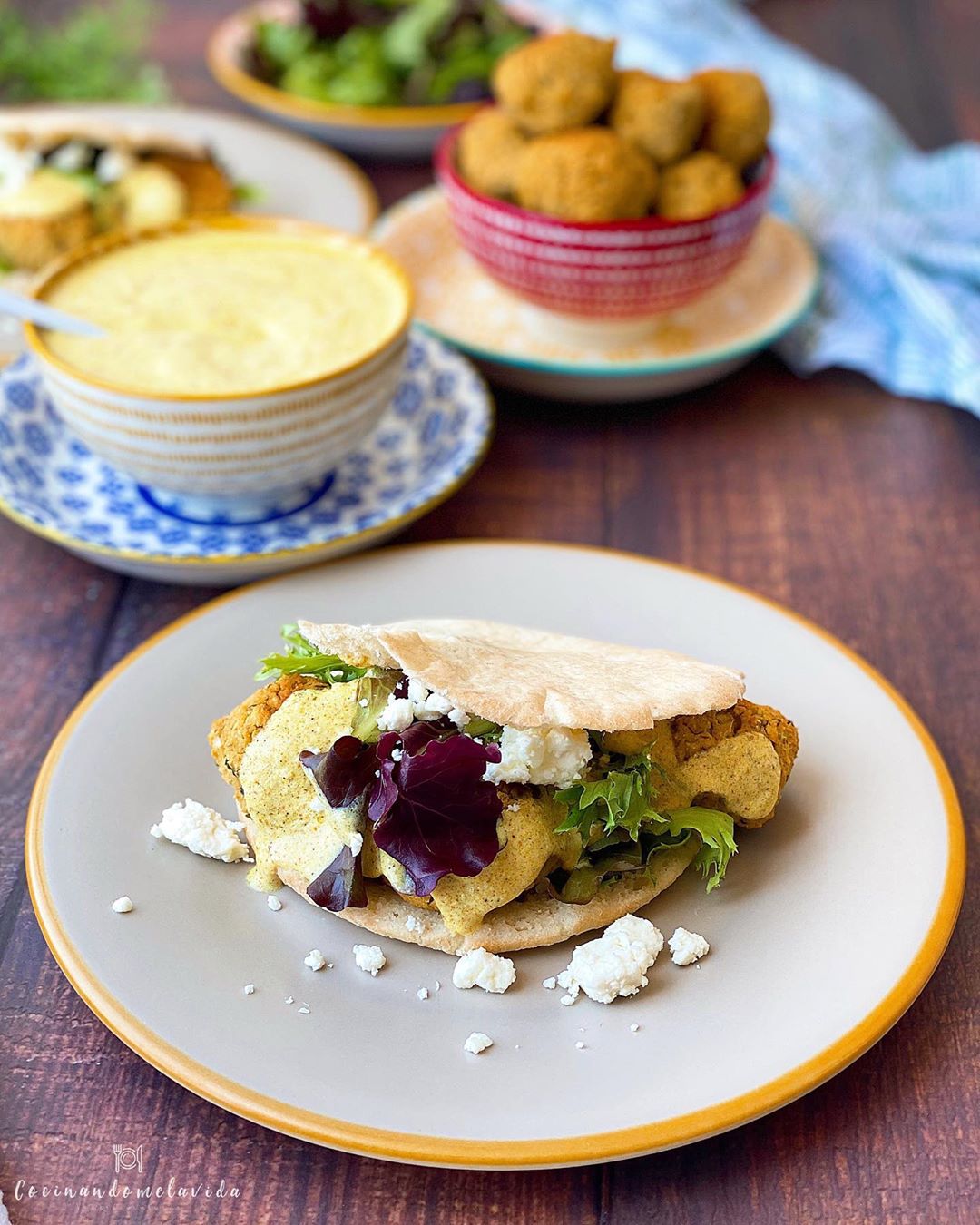 FALAFELS CON SALSA DE QUESO FRESCO AL CURRY FALAFELS CON SALSA DE QUESO FRESCO AL CURRY