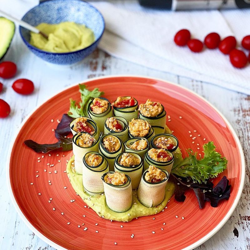 ROLLITOS DE CALABACÍN CON SALMÓN Y MAYONESA DE AGUACATE