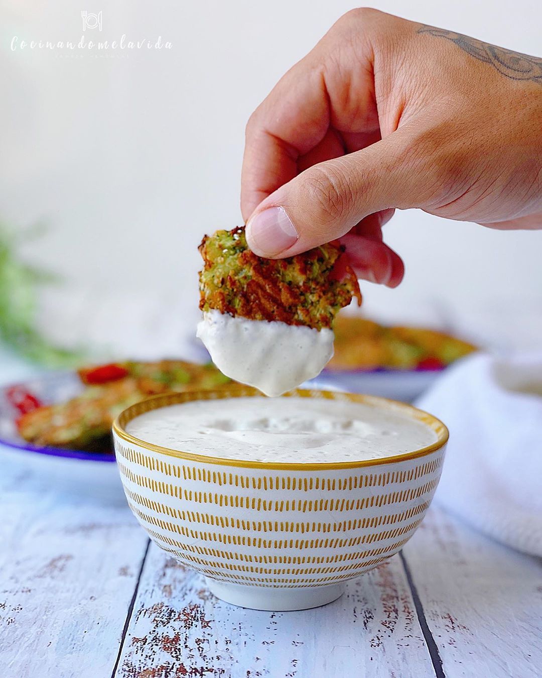 NUGGETS DE BROCOLÍ CON SALSA DE YOGUR Y TAHINI