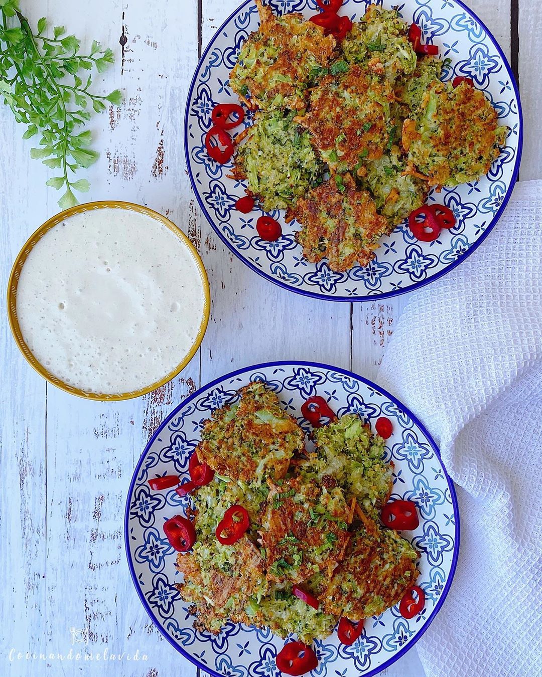 NUGGETS DE BROCOLÍ CON SALSA DE YOGUR Y TAHINI