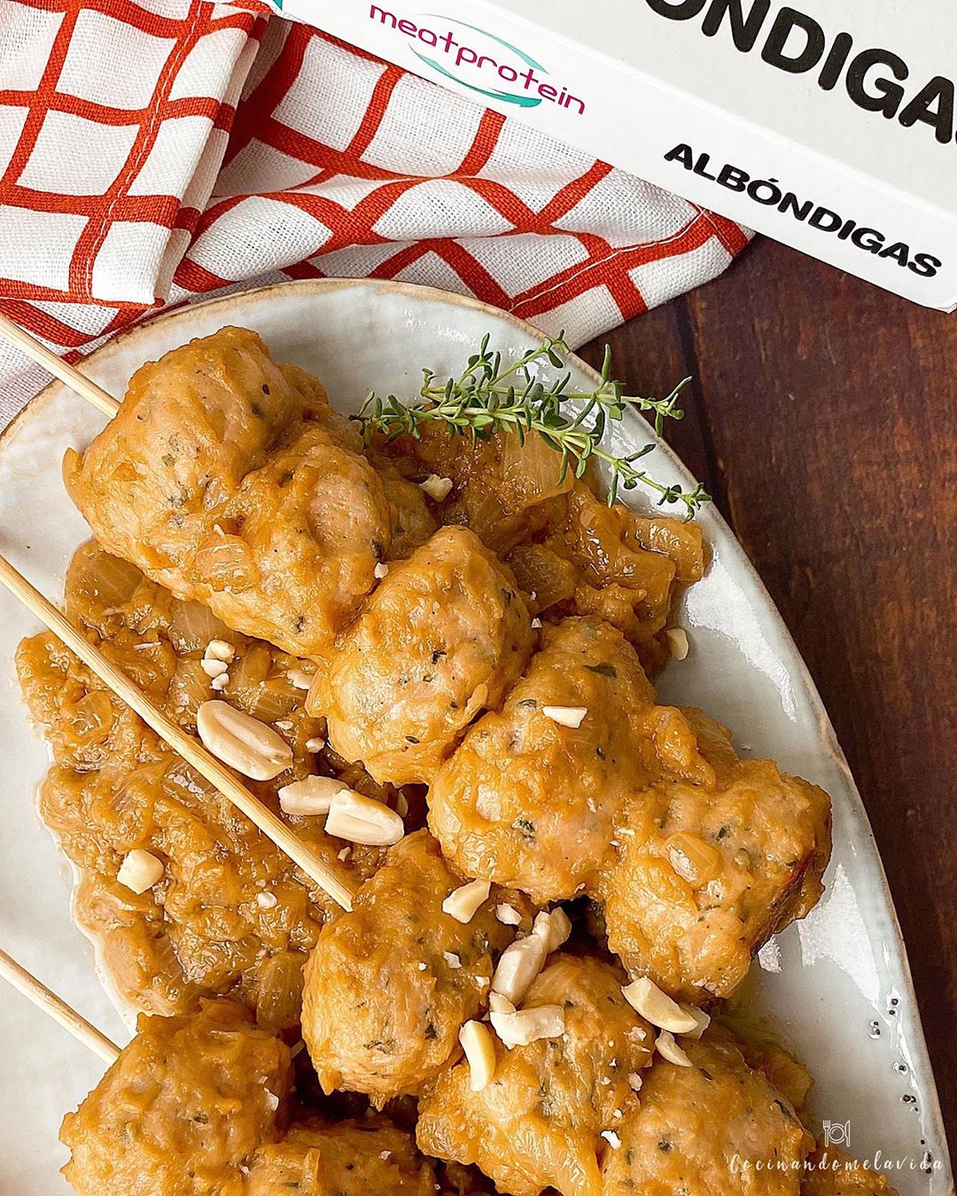 ALBÓNDIGAS DE POLLO CON SALSA DE CACAHUETE ALBÓNDIGAS DE POLLO CON SALSA DE CACAHUETE