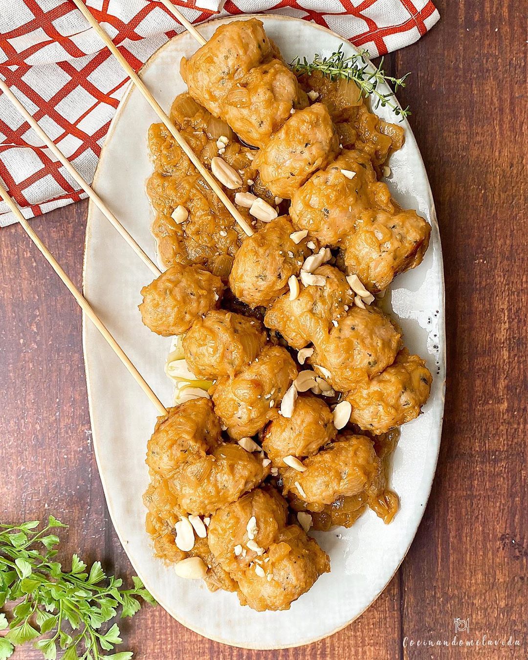 ALBÓNDIGAS DE POLLO CON SALSA DE CACAHUETE ALBÓNDIGAS DE POLLO CON SALSA DE CACAHUETE