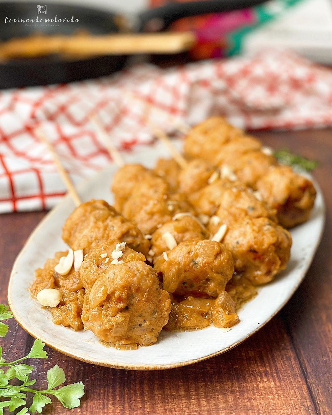 ALBÓNDIGAS DE POLLO CON SALSA DE CACAHUETE ALBÓNDIGAS DE POLLO CON SALSA DE CACAHUETE