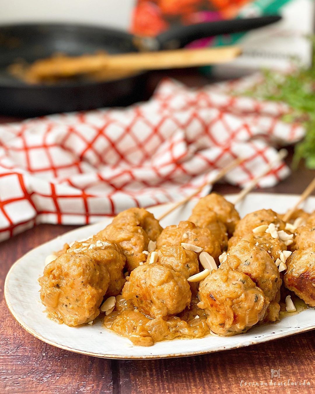 ALBÓNDIGAS DE POLLO CON SALSA DE CACAHUETE ALBÓNDIGAS DE POLLO CON SALSA DE CACAHUETE