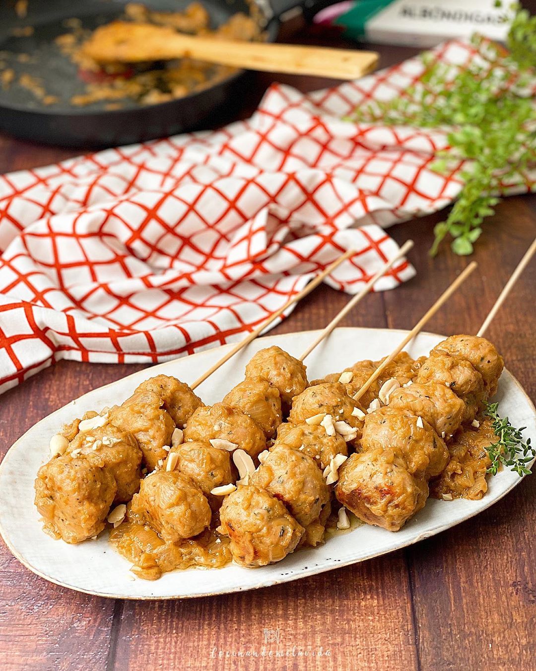 ALBÓNDIGAS DE POLLO CON SALSA DE CACAHUETE