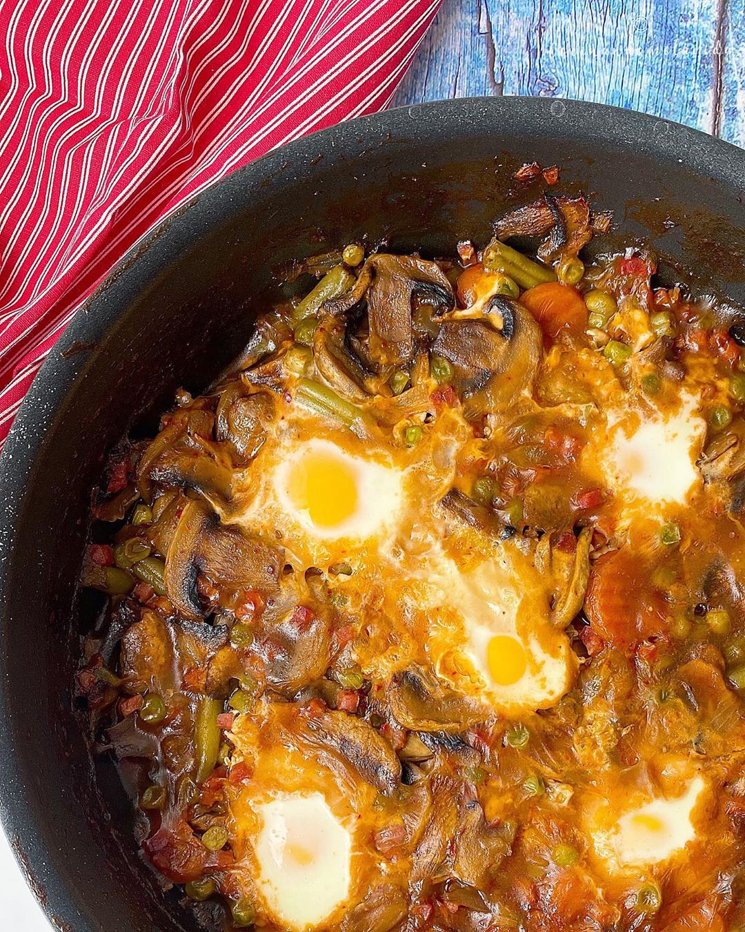 ESTOFADO DE VERDURAS CON JAMÓN Y HUEVOS ESTOFADO DE VERDURAS CON JAMÓN Y HUEVOS
