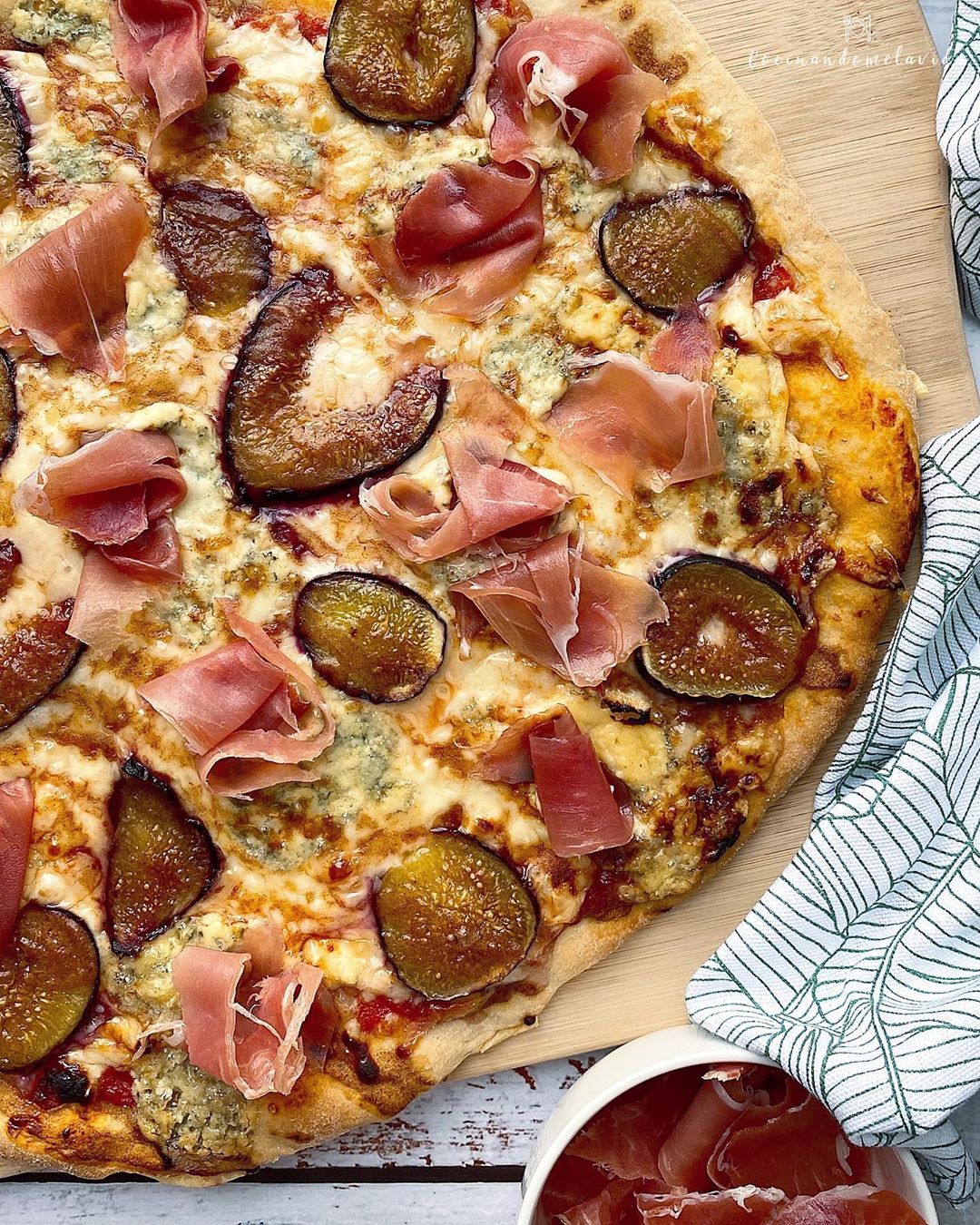 PIZZA CON ROQUEFORT, HIGOS Y JAMÓN PIZZA CON ROQUEFORT, HIGOS Y JAMÓN