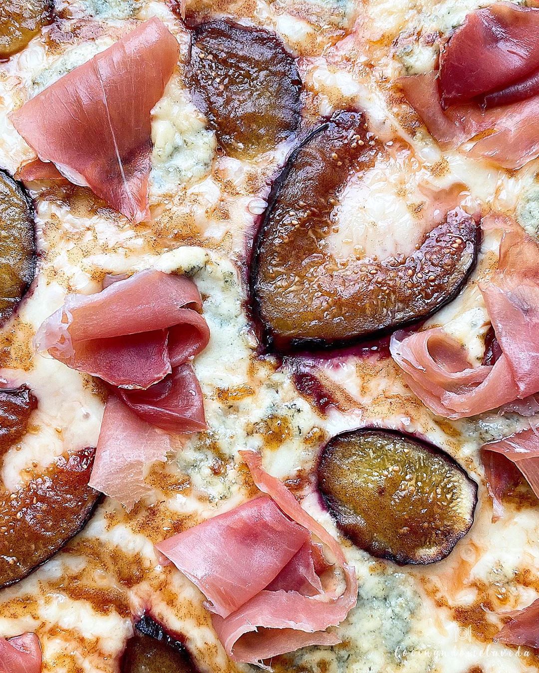 PIZZA CON ROQUEFORT, HIGOS Y JAMÓN PIZZA CON ROQUEFORT, HIGOS Y JAMÓN