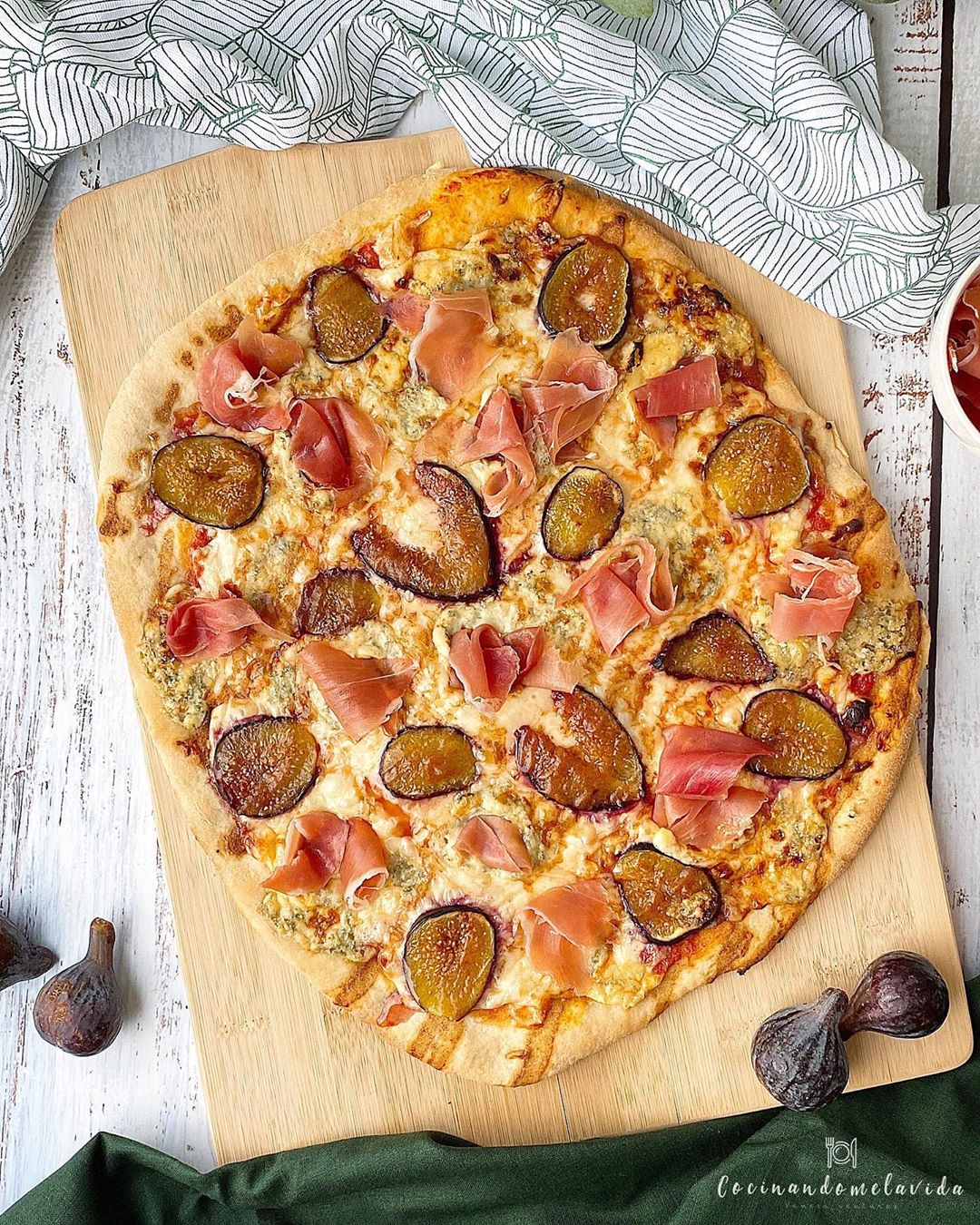 PIZZA CON ROQUEFORT, HIGOS Y JAMÓN PIZZA CON ROQUEFORT, HIGOS Y JAMÓN