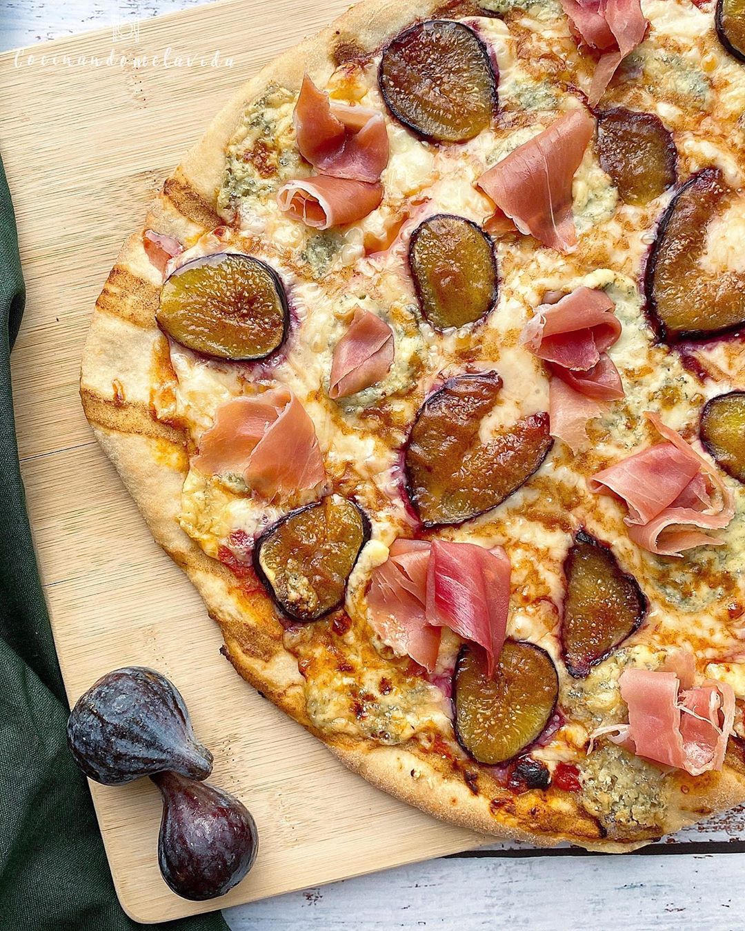 PIZZA CON ROQUEFORT, HIGOS Y JAMÓN PIZZA CON ROQUEFORT, HIGOS Y JAMÓN