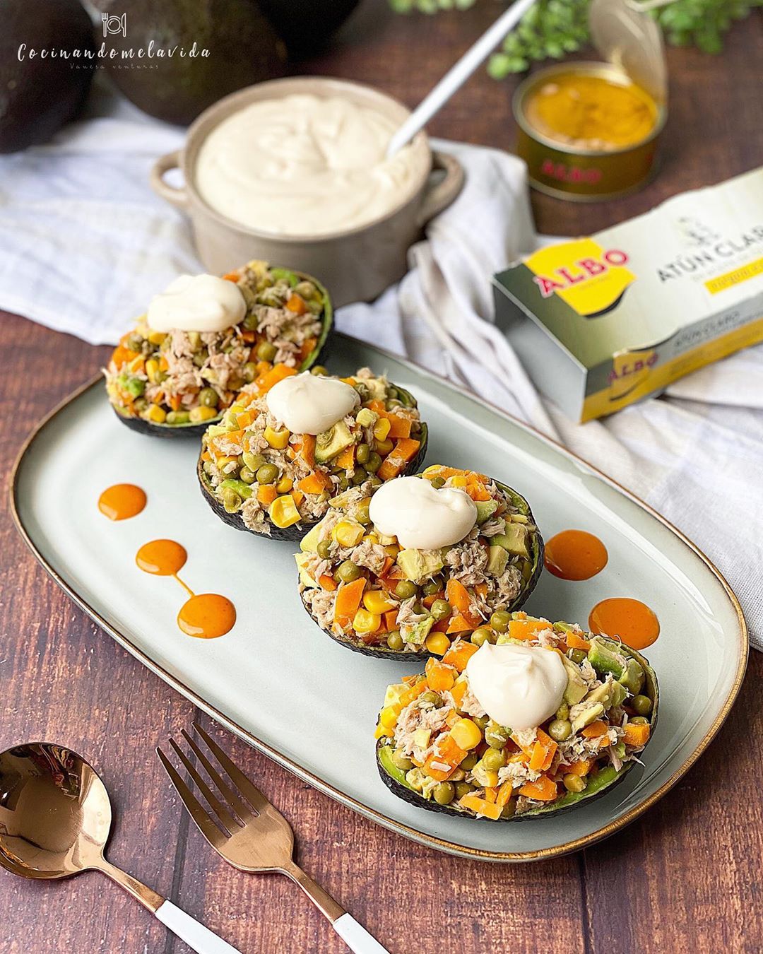 AGUACATES RELLENOS DE ATÚN, VERDURAS Y MAYONESA SIN HUEVO