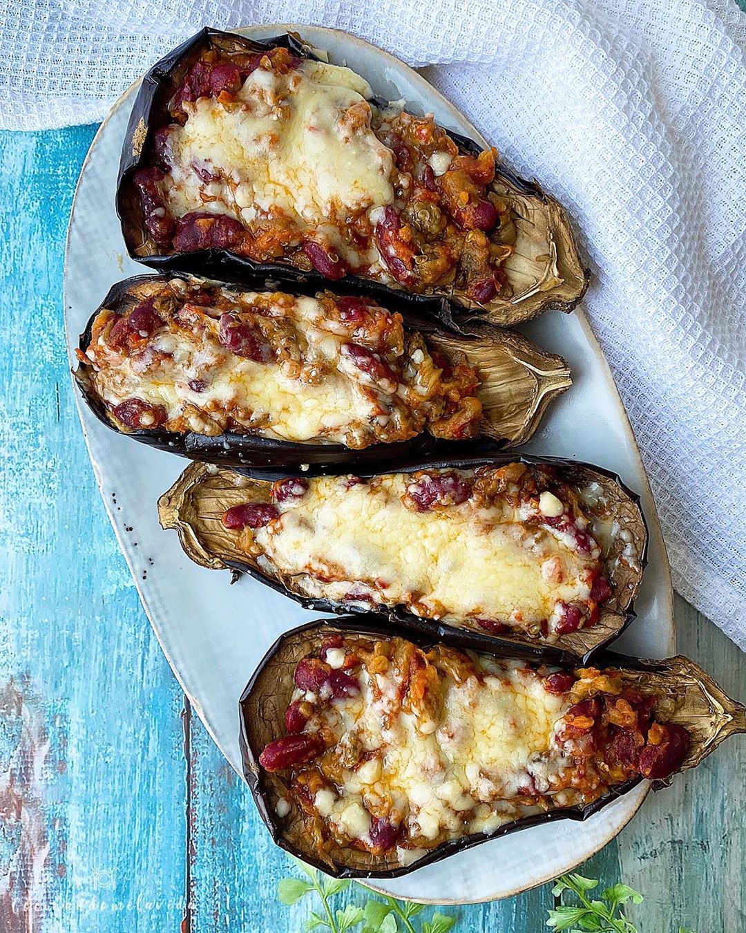 BERENJENAS RELLENAS DE ALUBIAS ROJAS CON TOMATE BERENJENAS RELLENAS DE ALUBIAS ROJAS CON TOMATE