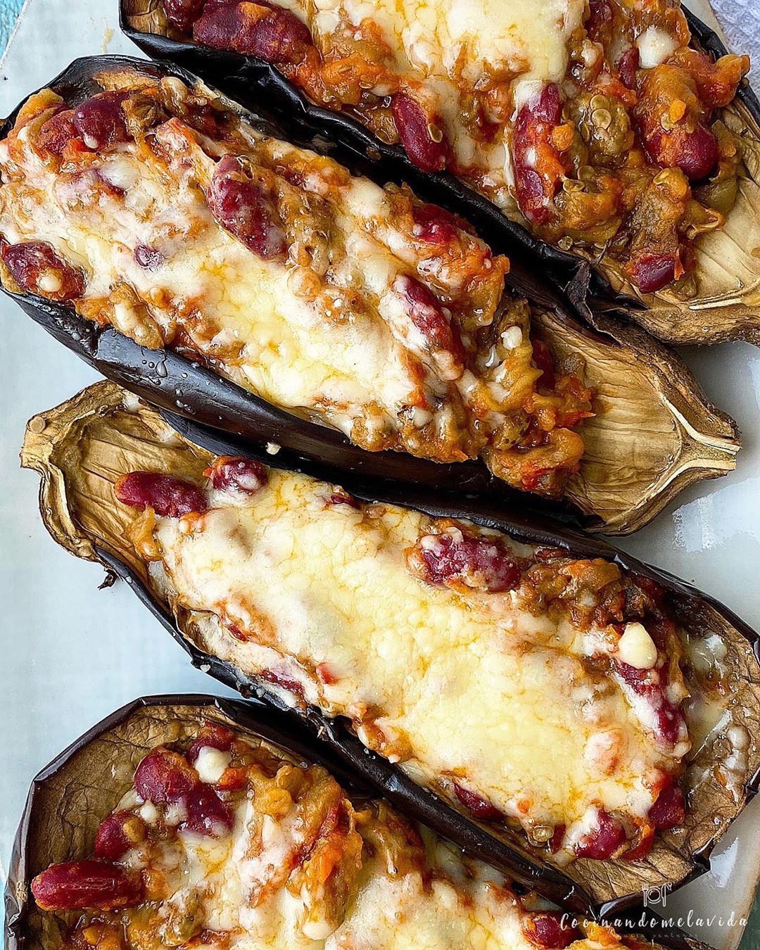 BERENJENAS RELLENAS DE ALUBIAS ROJAS CON TOMATE BERENJENAS RELLENAS DE ALUBIAS ROJAS CON TOMATE