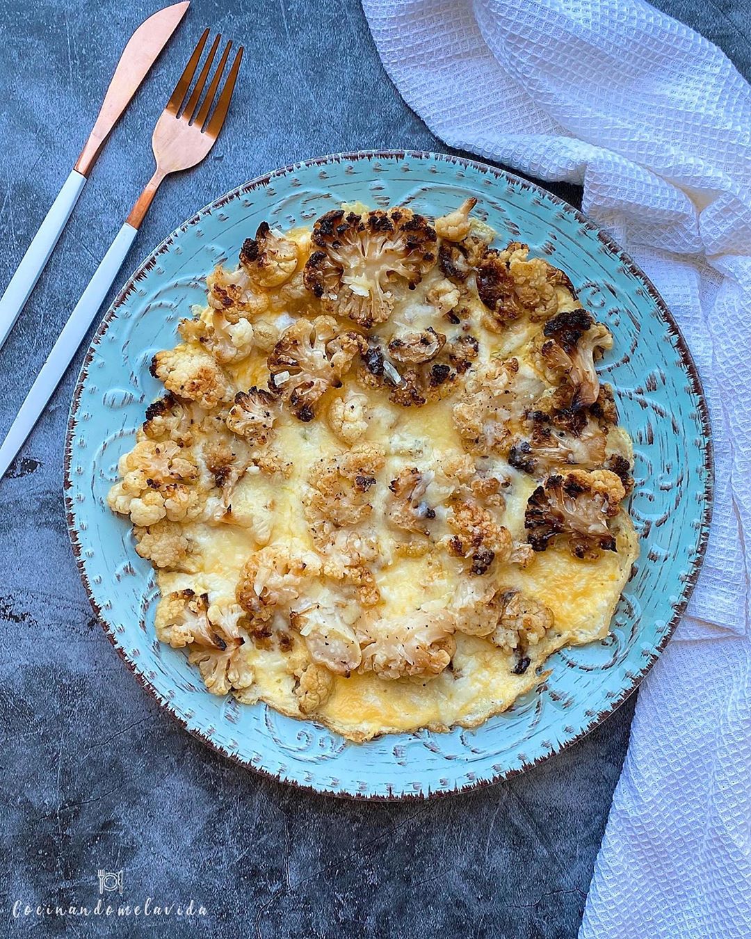 COLIFLOR ASADA CON HUEVOS Y QUESO COLIFLOR ASADA CON HUEVOS Y QUESO