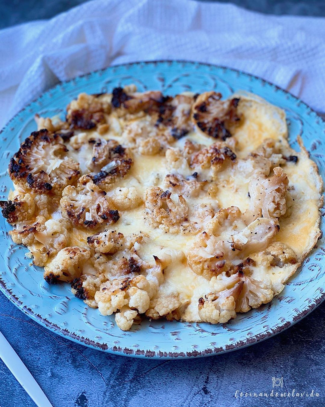 COLIFLOR ASADA CON HUEVOS Y QUESO COLIFLOR ASADA CON HUEVOS Y QUESO