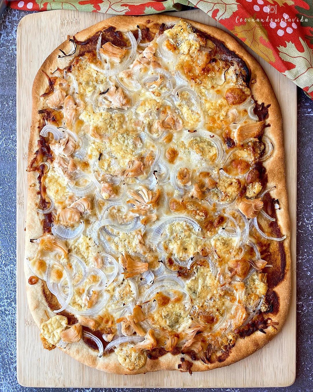 PIZZA BLANCA CON DÁTILES, POLLO Y QUESO AZUL PIZZA BLANCA CON DÁTILES, POLLO Y QUESO AZUL
