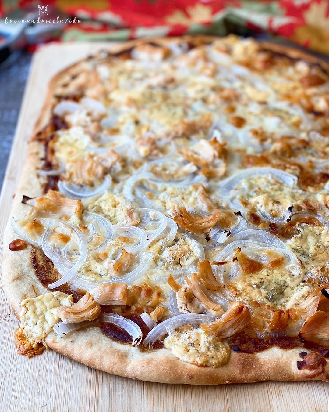 PIZZA BLANCA CON DÁTILES, POLLO Y QUESO AZUL PIZZA BLANCA CON DÁTILES, POLLO Y QUESO AZUL