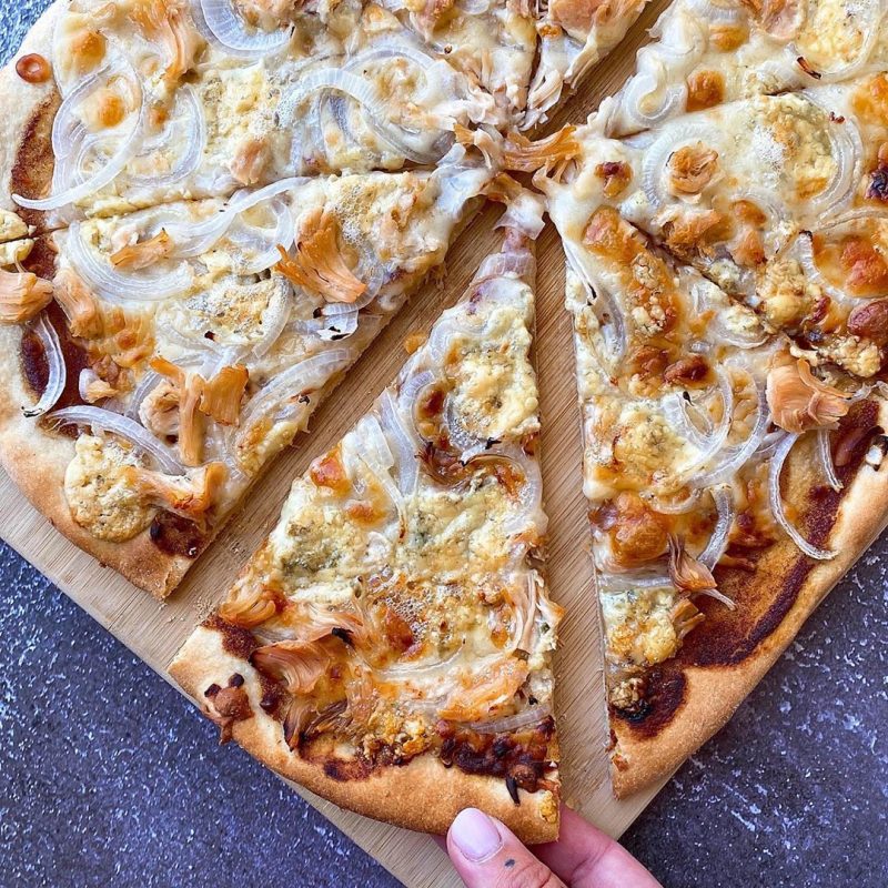 PIZZA BLANCA CON DÁTILES, POLLO Y QUESO AZUL
