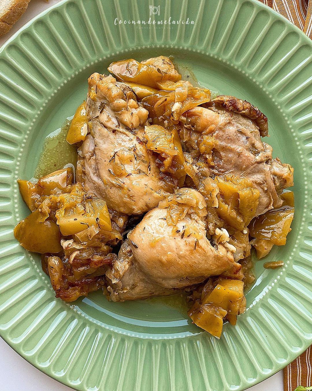 CONTRAMUSLOS DE POLLO CON MANZANA CONTRAMUSLOS DE POLLO CON MANZANA
