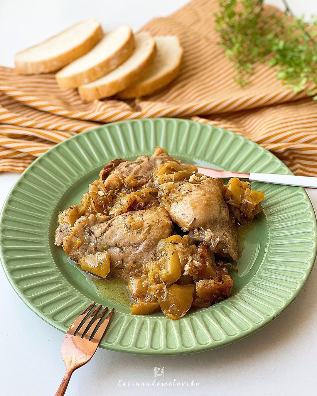 CONTRAMUSLOS DE POLLO CON MANZANA CONTRAMUSLOS DE POLLO CON MANZANA