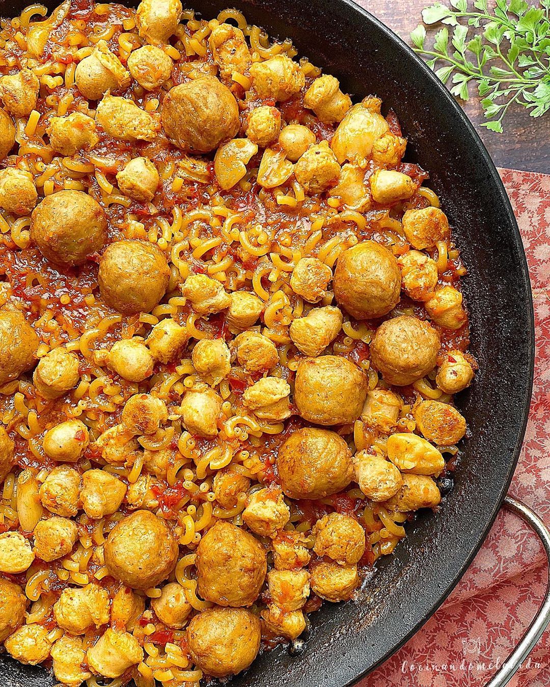 FIDEOS CON SALCHICHAS Y ALBÓNDIGAS DE POLLO FIDEOS CON SALCHICHAS Y ALBÓNDIGAS DE POLLO