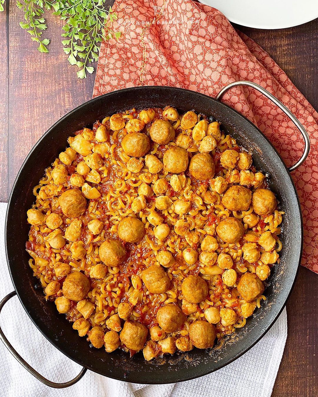 FIDEOS CON SALCHICHAS Y ALBÓNDIGAS DE POLLO FIDEOS CON SALCHICHAS Y ALBÓNDIGAS DE POLLO