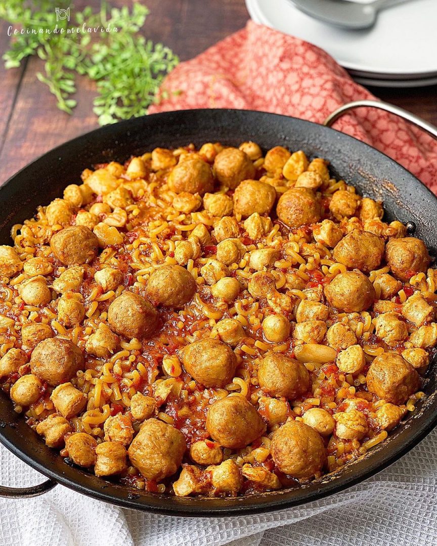 FIDEOS CON SALCHICHAS Y ALBÓNDIGAS DE POLLO