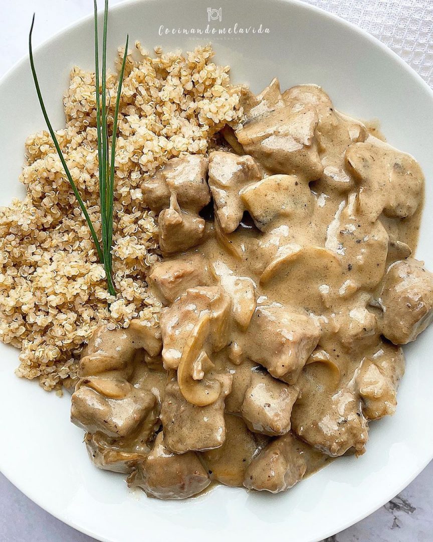 AÑOJO DE TERNERA CON SALSA DE QUESO Y CHAMPIÑONES