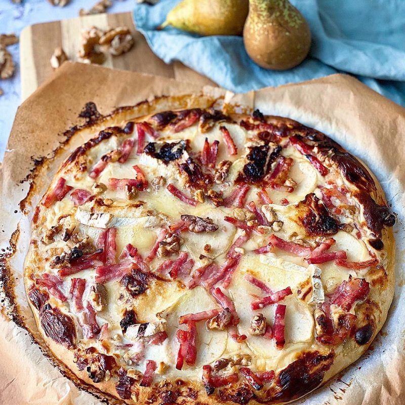 PIZZA BLANCA CON CREMA DE QUESO, PERAS , BEICON Y CAMEMBERT
