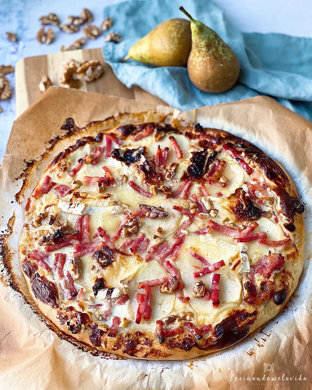 PIZZA BLANCA CON CREMA DE QUESO, PERAS , BEICON Y CAMEMBERT