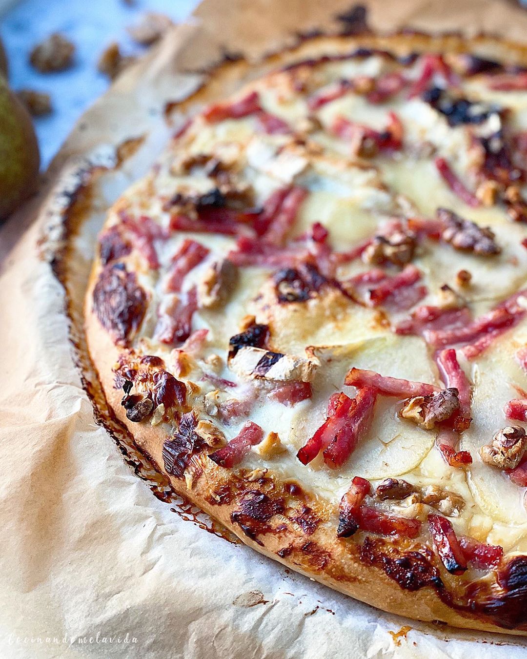 PIZZA BLANCA CON CREMA DE QUESO, PERAS , BEICON Y CAMEMBERT