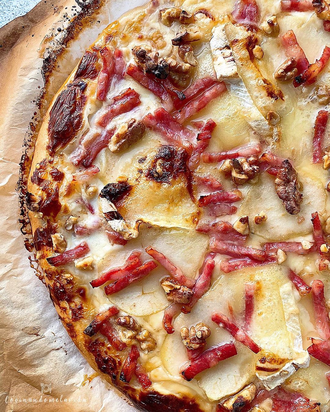 PIZZA BLANCA CON CREMA DE QUESO, PERAS , BEICON Y CAMEMBERT