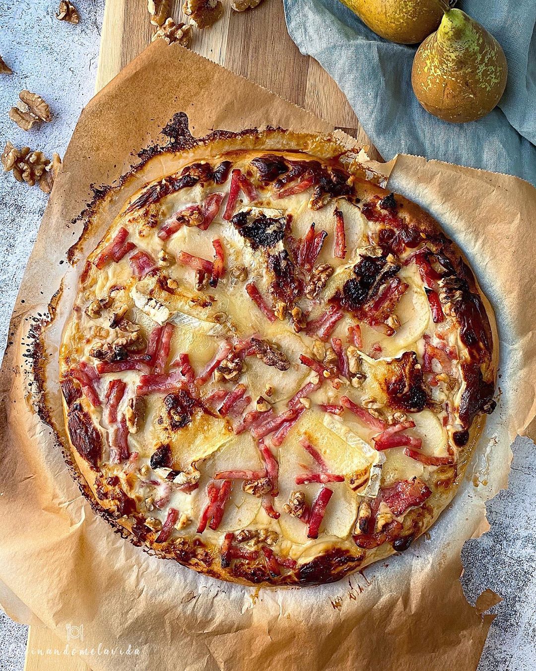 PIZZA BLANCA CON CREMA DE QUESO, PERAS , BEICON Y CAMEMBERT