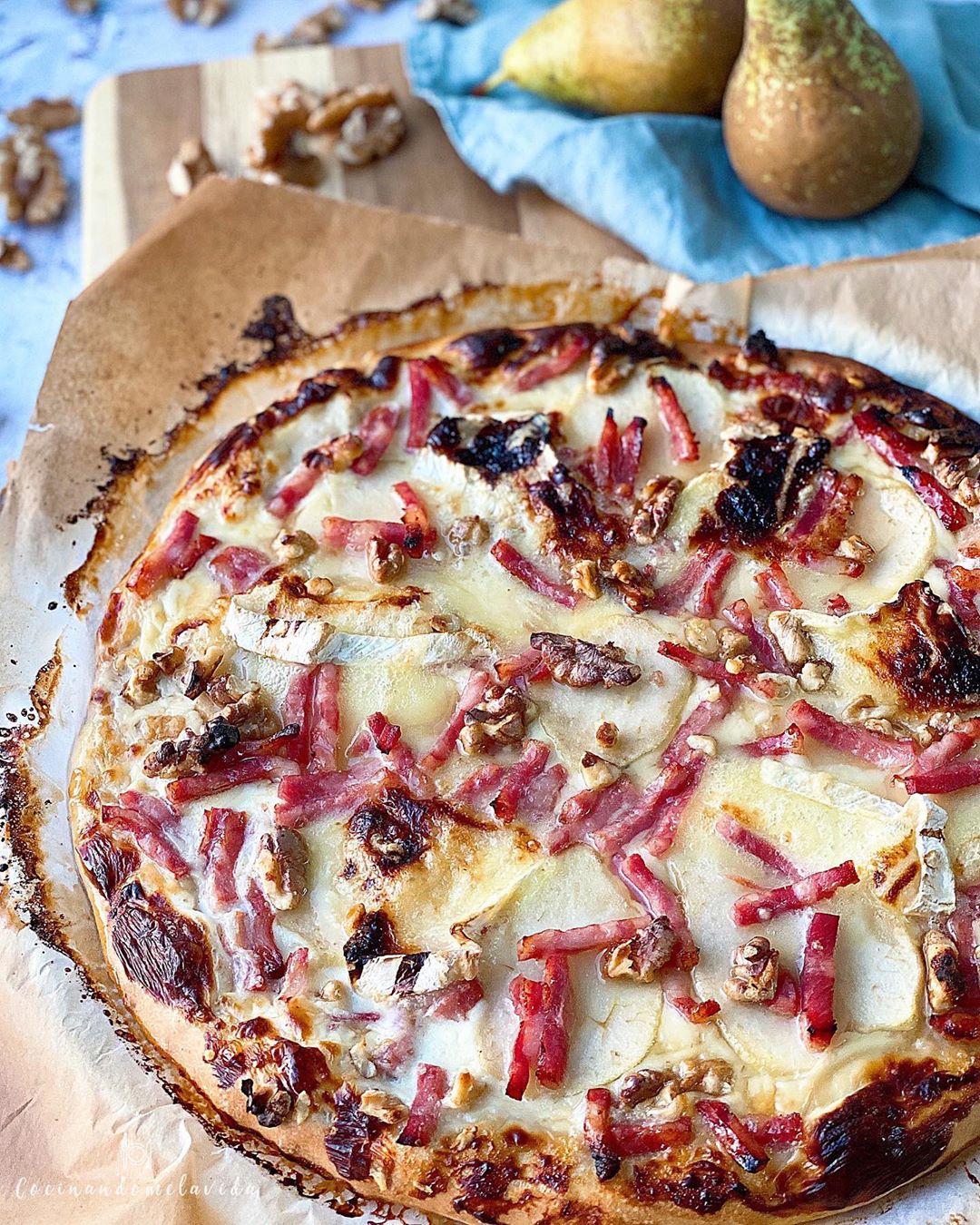 PIZZA BLANCA CON CREMA DE QUESO, PERAS , BEICON Y CAMEMBERT