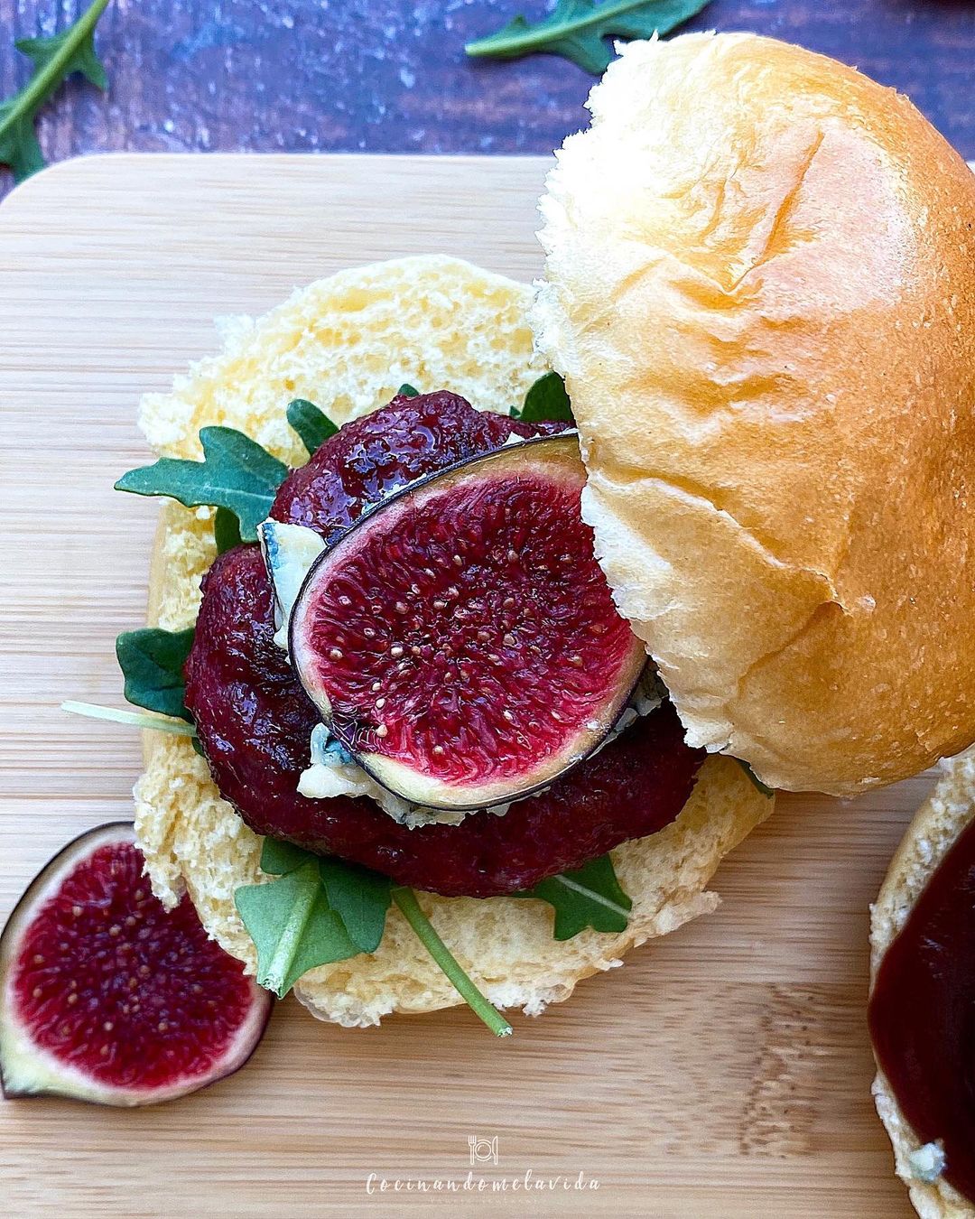 MINI BURGERS DE TERNERA CON QUESO E HIGOS Y SALSA BARBACOA