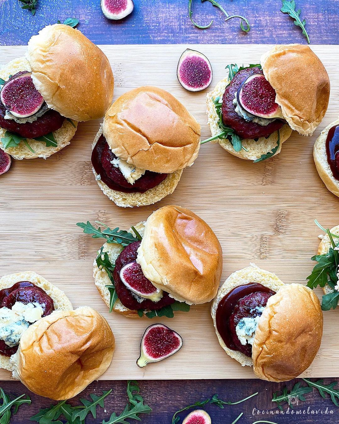 MINI BURGERS DE TERNERA CON QUESO E HIGOS Y SALSA BARBACOA