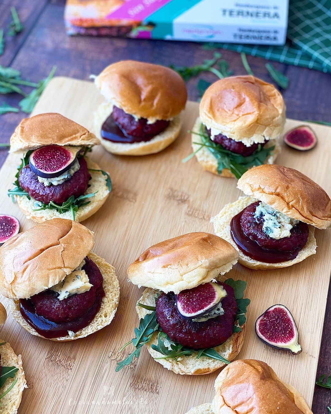 MINI BURGERS DE TERNERA CON QUESO E HIGOS Y SALSA BARBACOA
