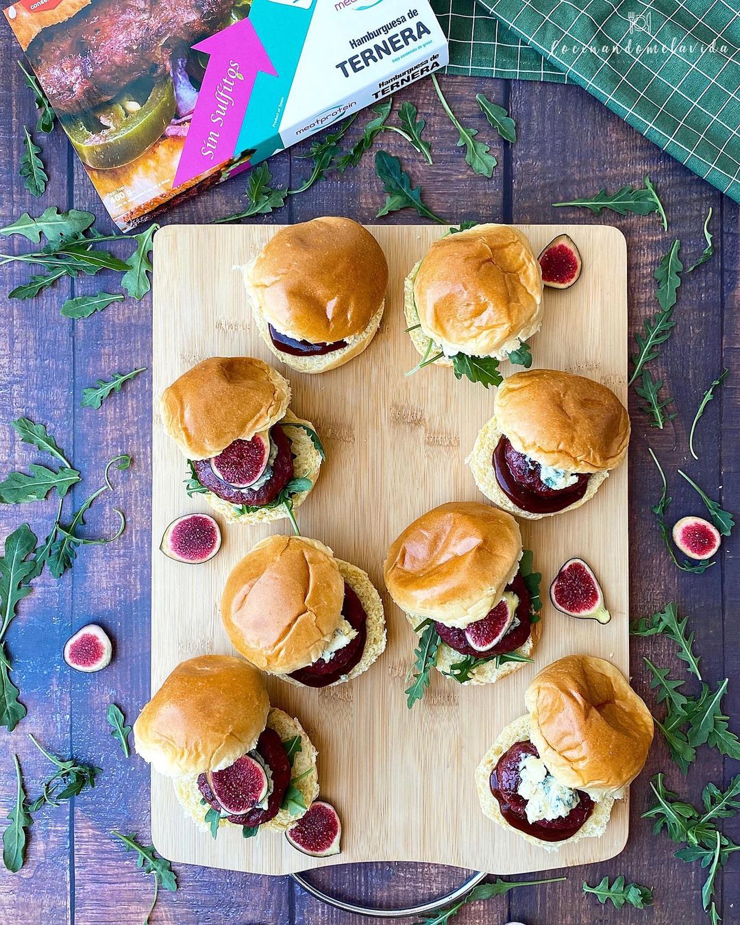 MINI BURGERS DE TERNERA CON QUESO E HIGOS Y SALSA BARBACOA