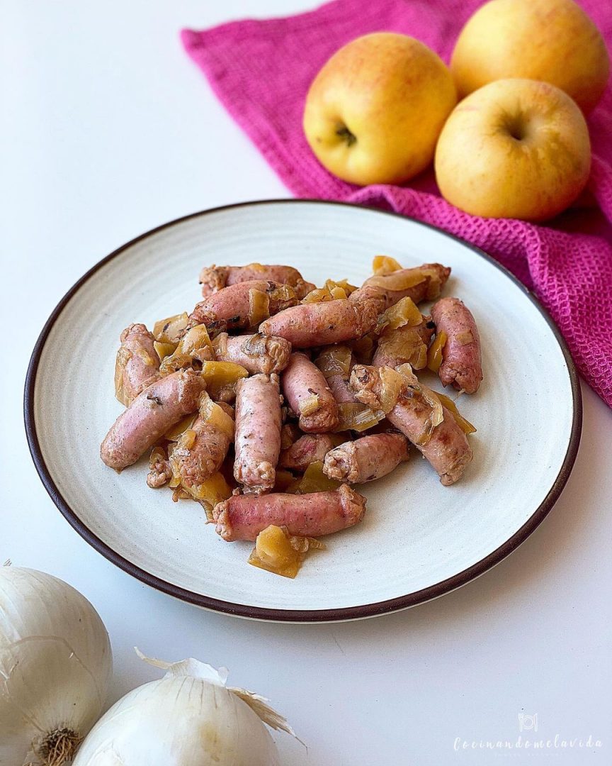 Puedes triturar las manzanas y las cebollas con un poquito de líquido y hacer una salsa fina. A nosotros nos gusta encontrar trocitos de manzana y cebolla